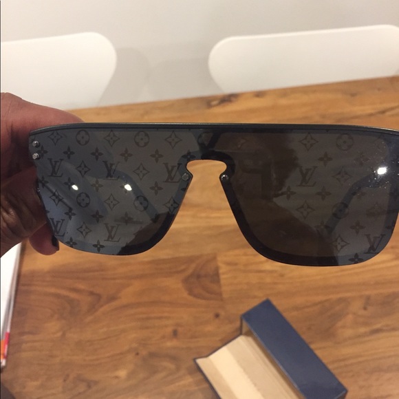 Like New Authentic Louis Vuitton Sunglasses - Picture 2 of 7
